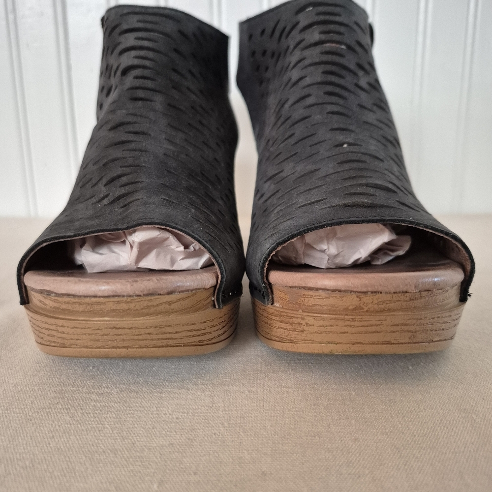 Dansko Danae Peeptoe Platform Sandal Black Laser Cut Leather Chunky Heel 7.5 - 8 - Picture 6 of 16
